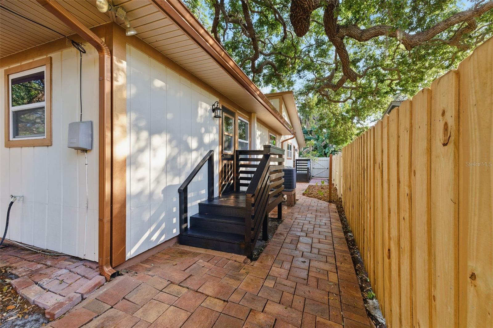 Listing photo id 28 for 4926 Camellia Way S