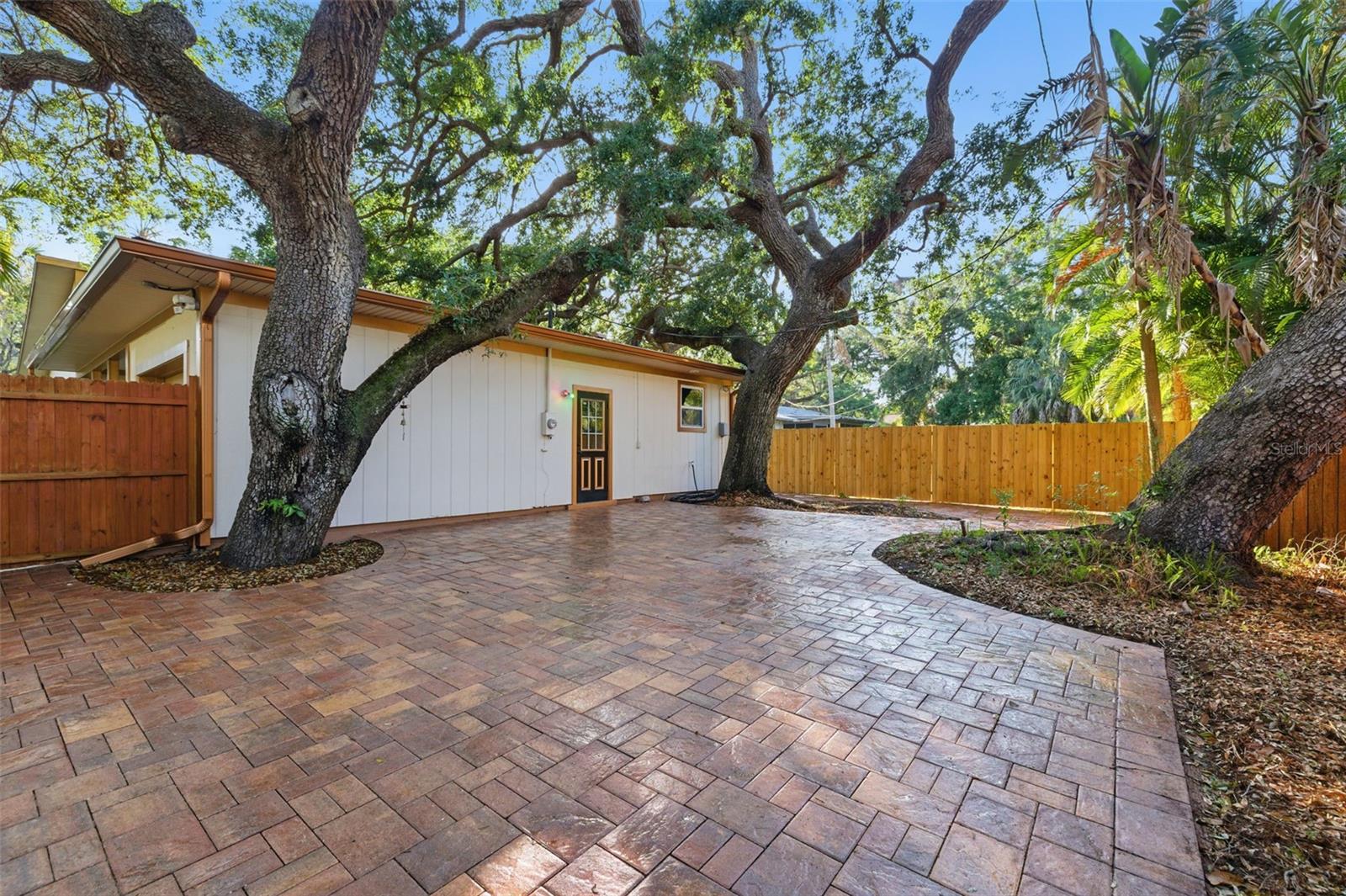 Listing photo id 29 for 4926 Camellia Way S