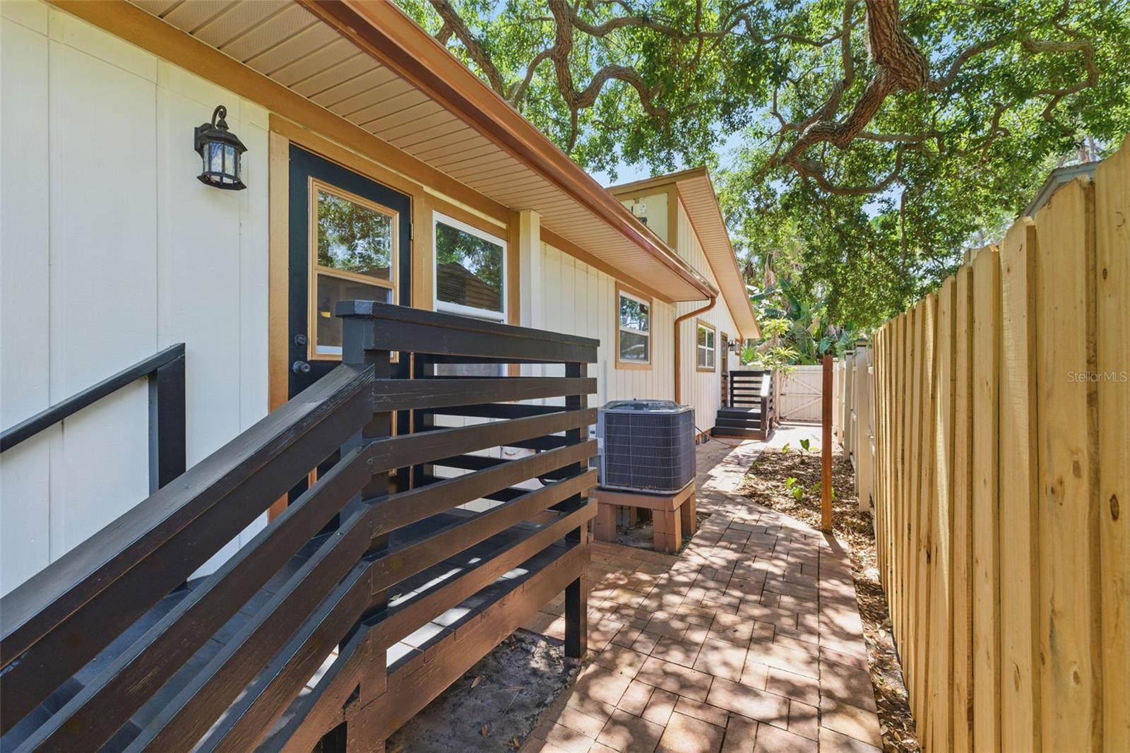 Listing photo id 31 for 4926 Camellia Way S