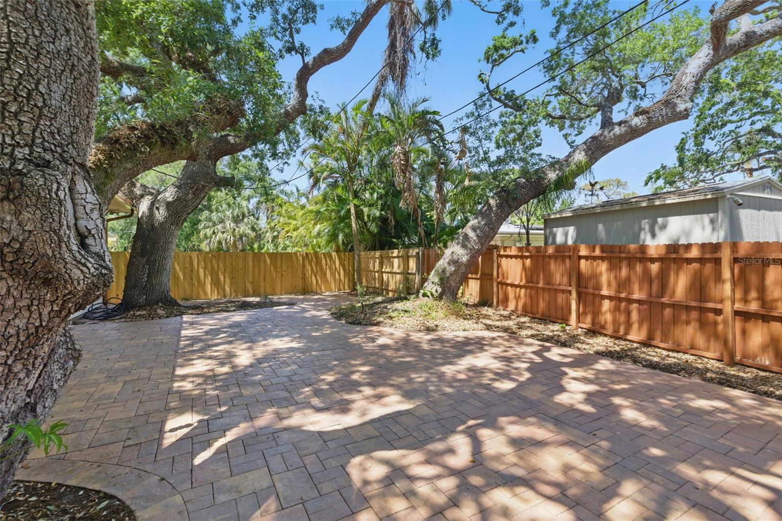 Listing photo id 32 for 4926 Camellia Way S