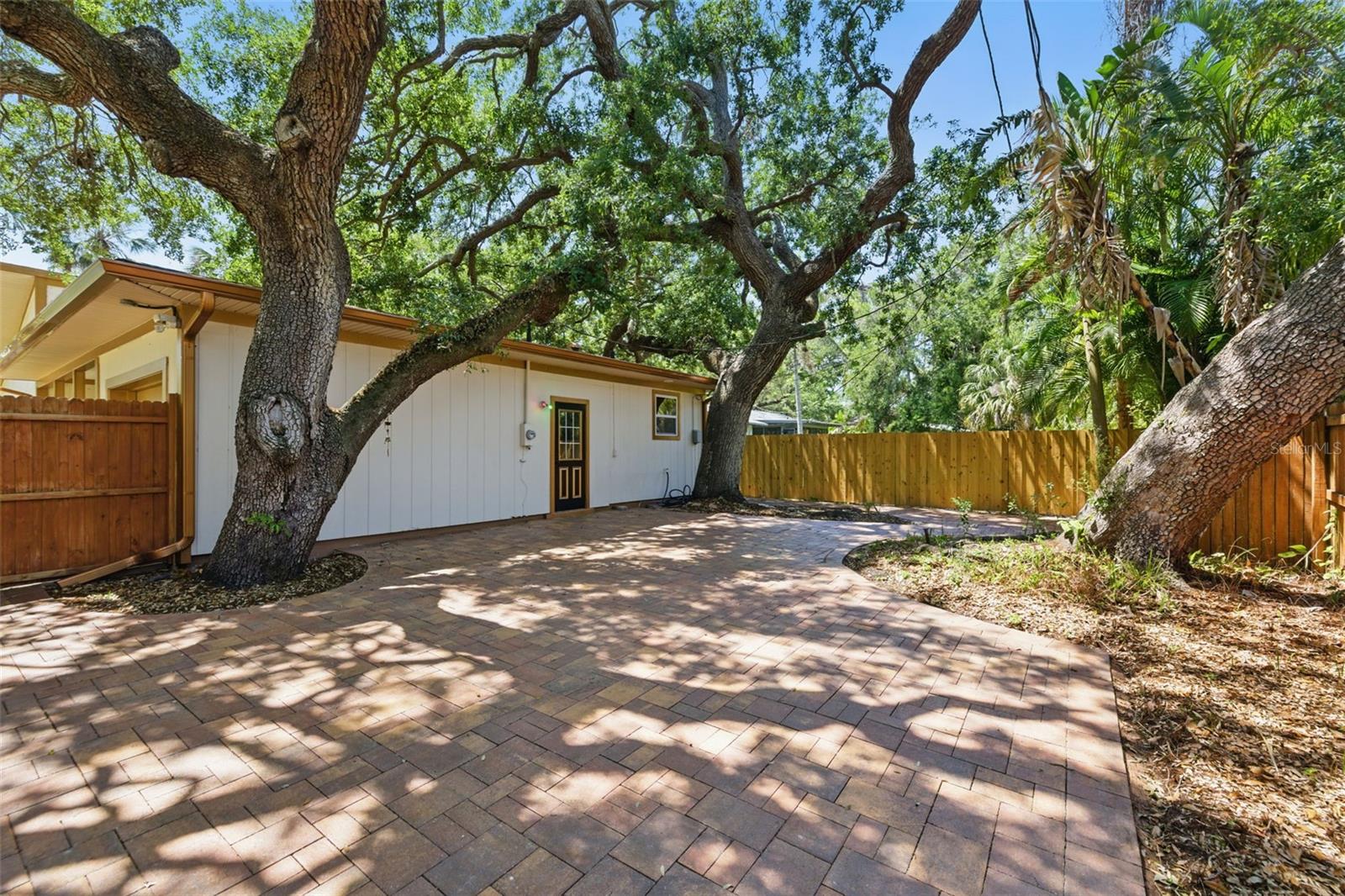 Listing photo id 33 for 4926 Camellia Way S