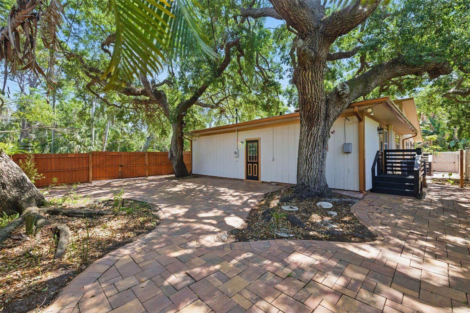 Listing photo id 34 for 4926 Camellia Way S