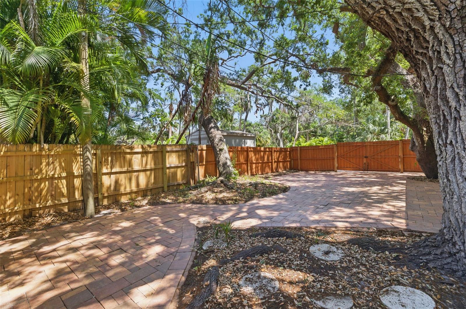 Listing photo id 35 for 4926 Camellia Way S