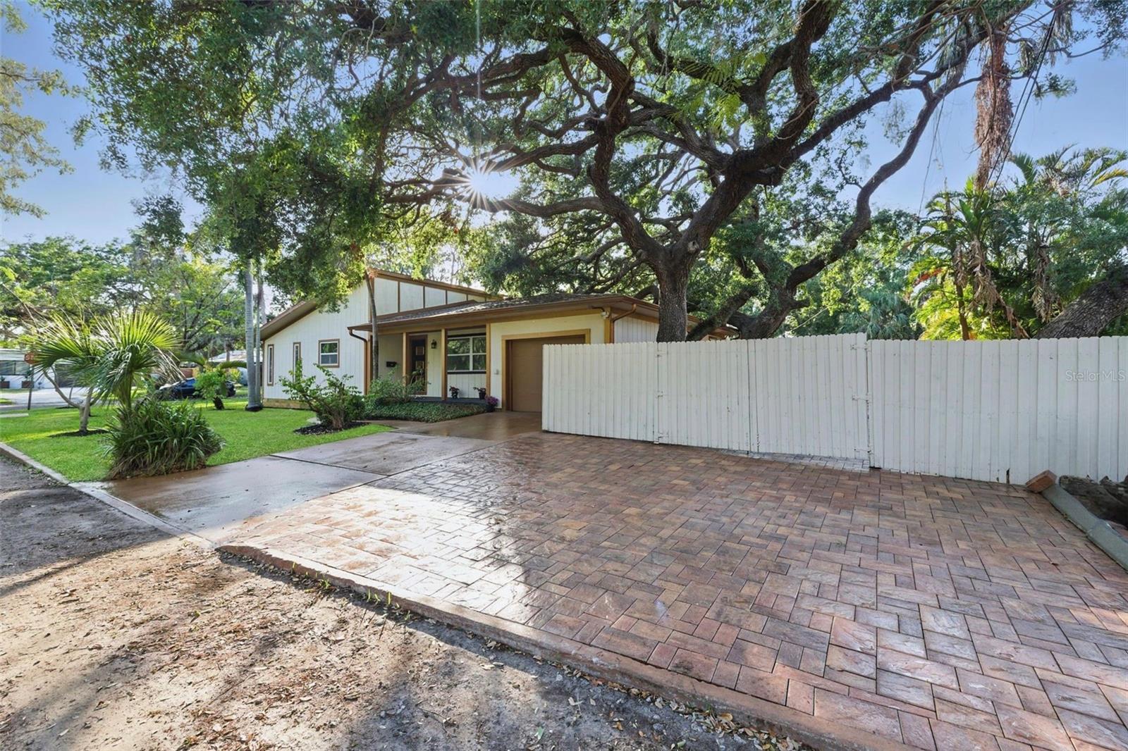 Listing photo id 2 for 4926 Camellia Way S