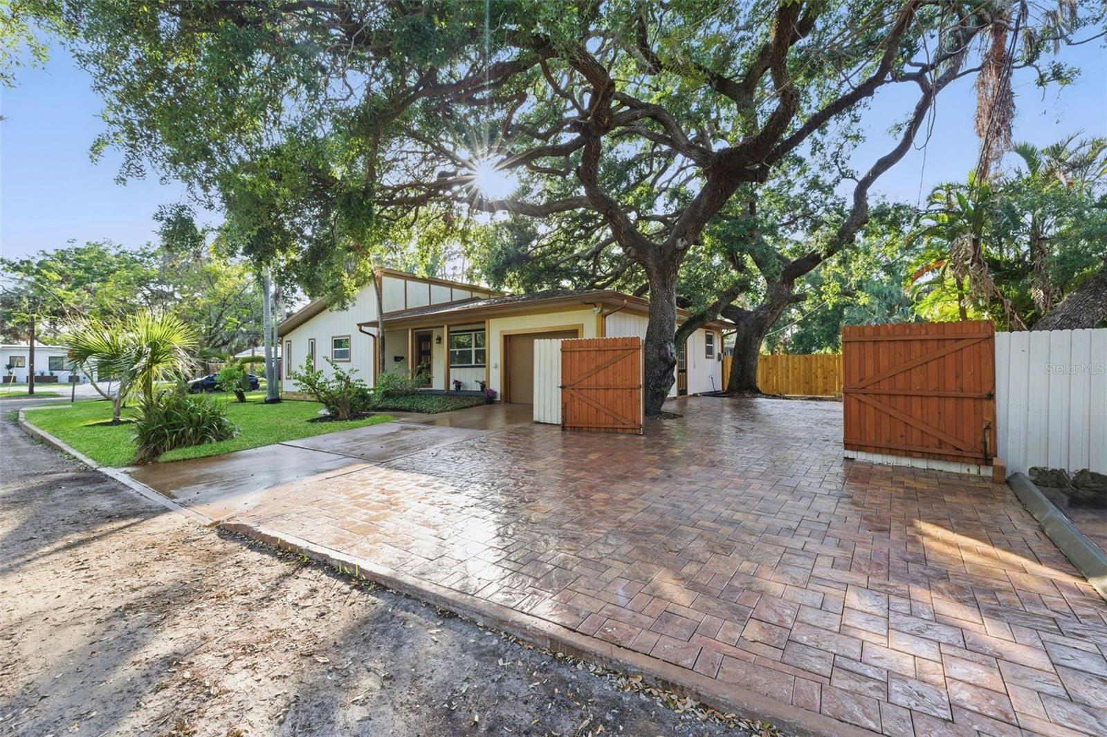 Listing photo id 3 for 4926 Camellia Way S