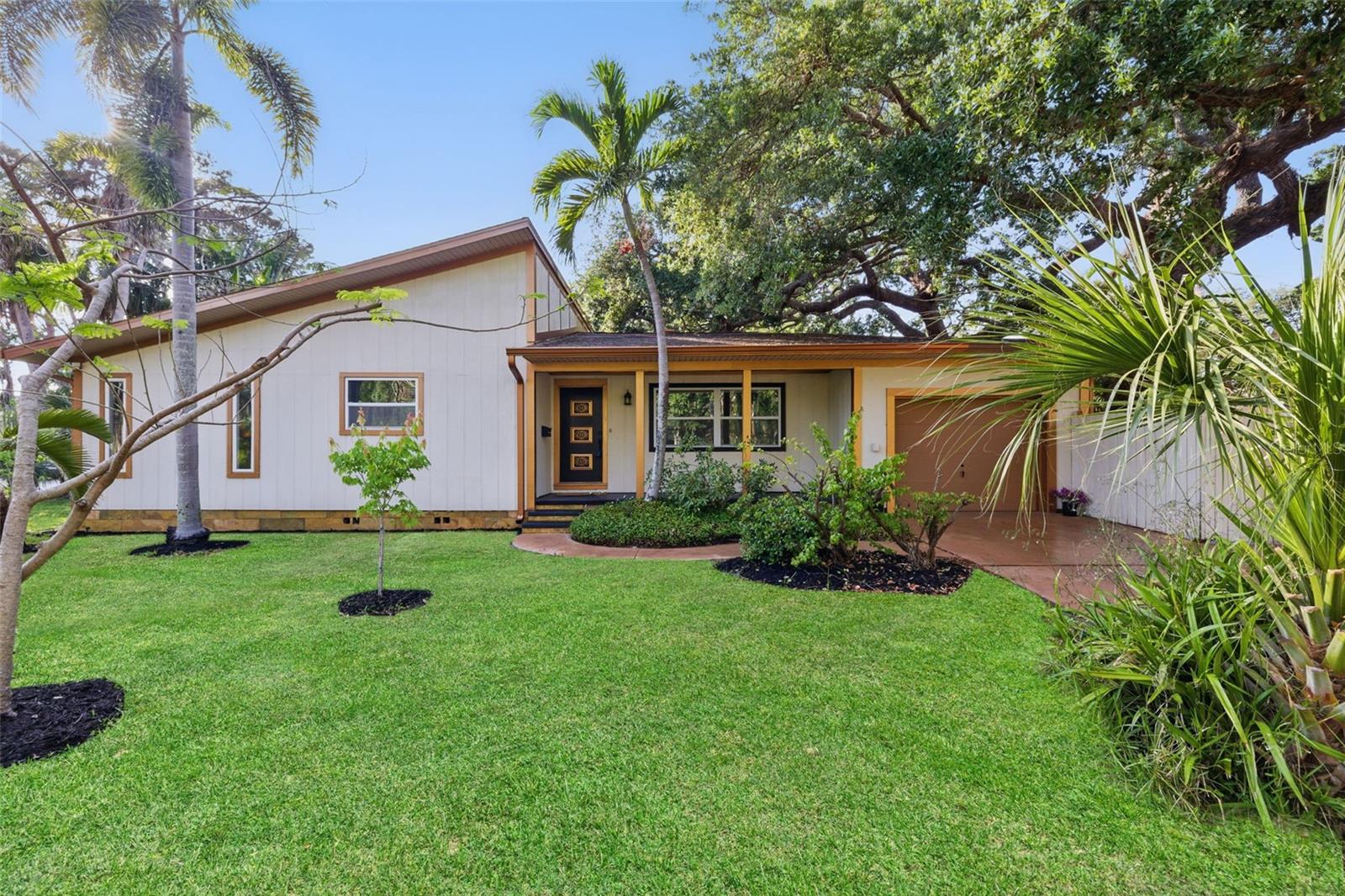 Listing photo id 4 for 4926 Camellia Way S