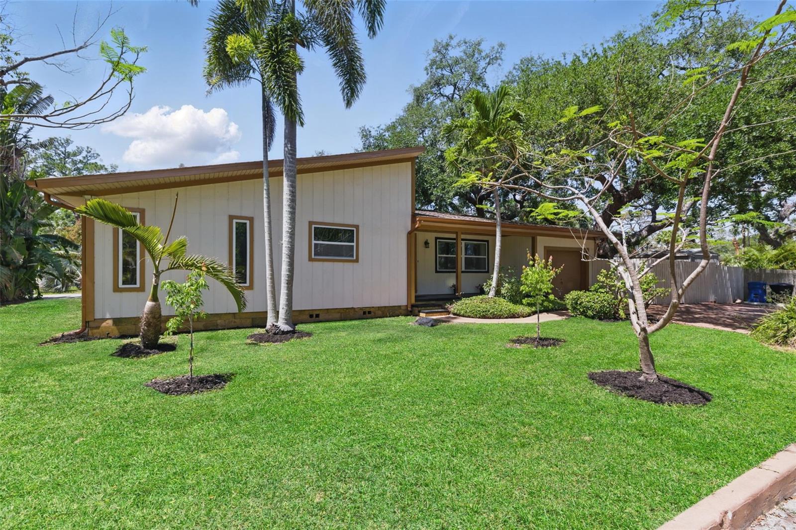 Listing photo id 5 for 4926 Camellia Way S