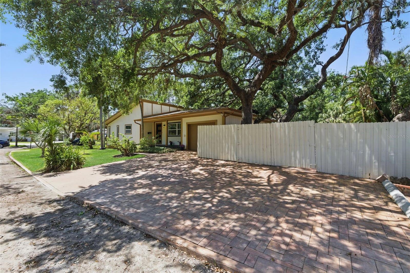 Listing photo id 6 for 4926 Camellia Way S