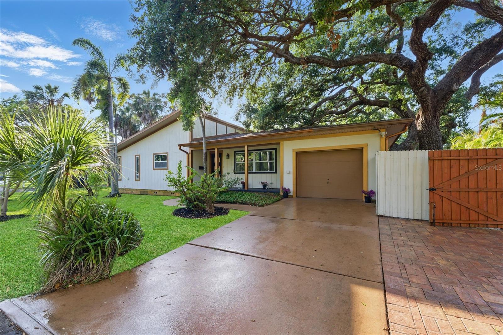 Listing photo id 7 for 4926 Camellia Way S