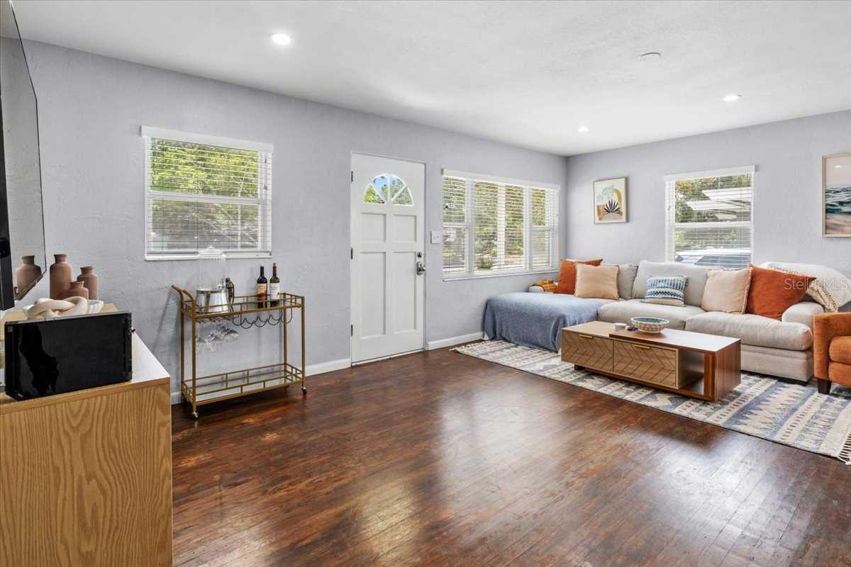 Image 13 of 36 For 6453 5th Avenue N