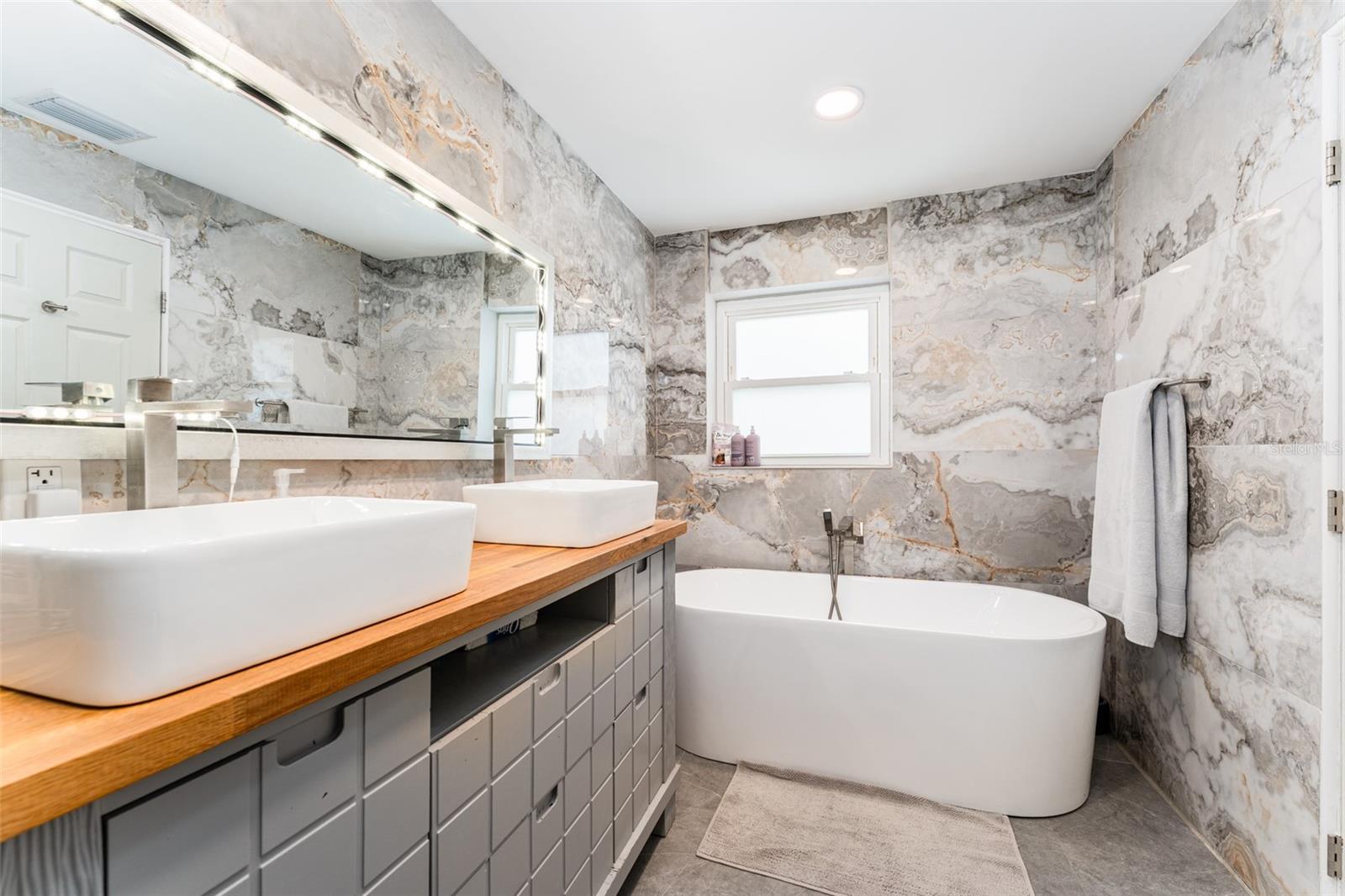 Listing photo id 23 for 120 Crestwood Lane