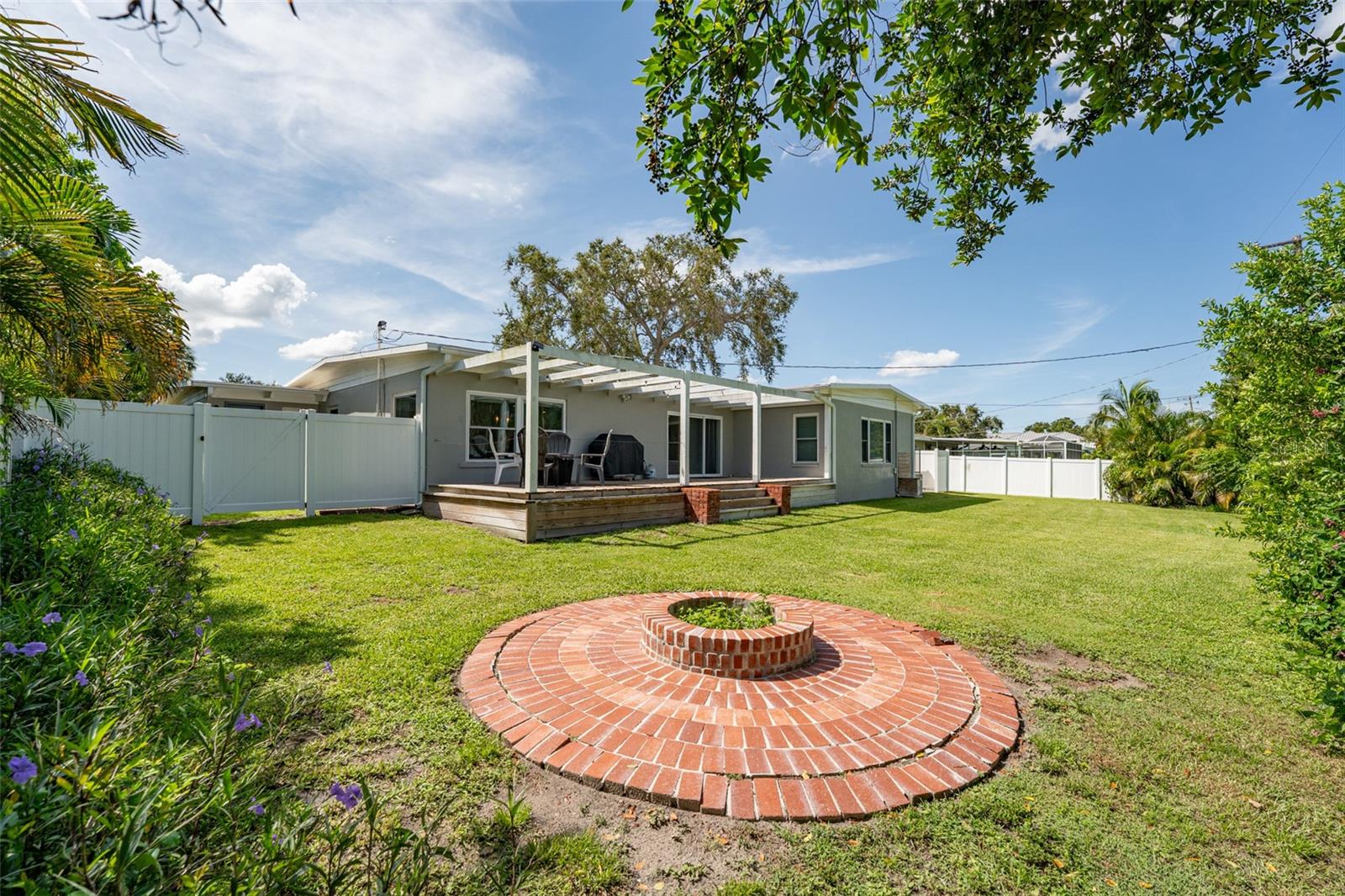 Listing photo id 33 for 120 Crestwood Lane