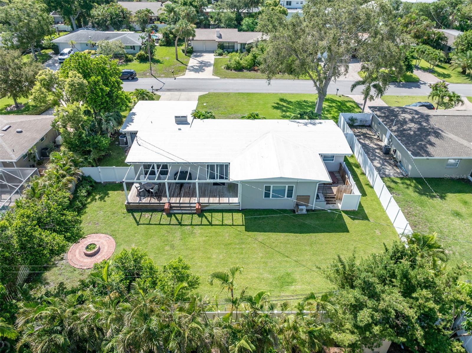 Listing photo id 3 for 120 Crestwood Lane