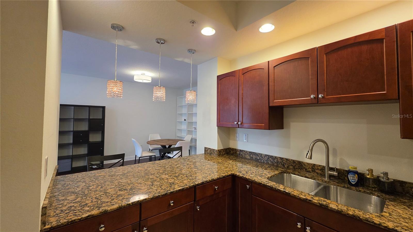 Image 5 of 13 For 628 Cleveland Street 1103