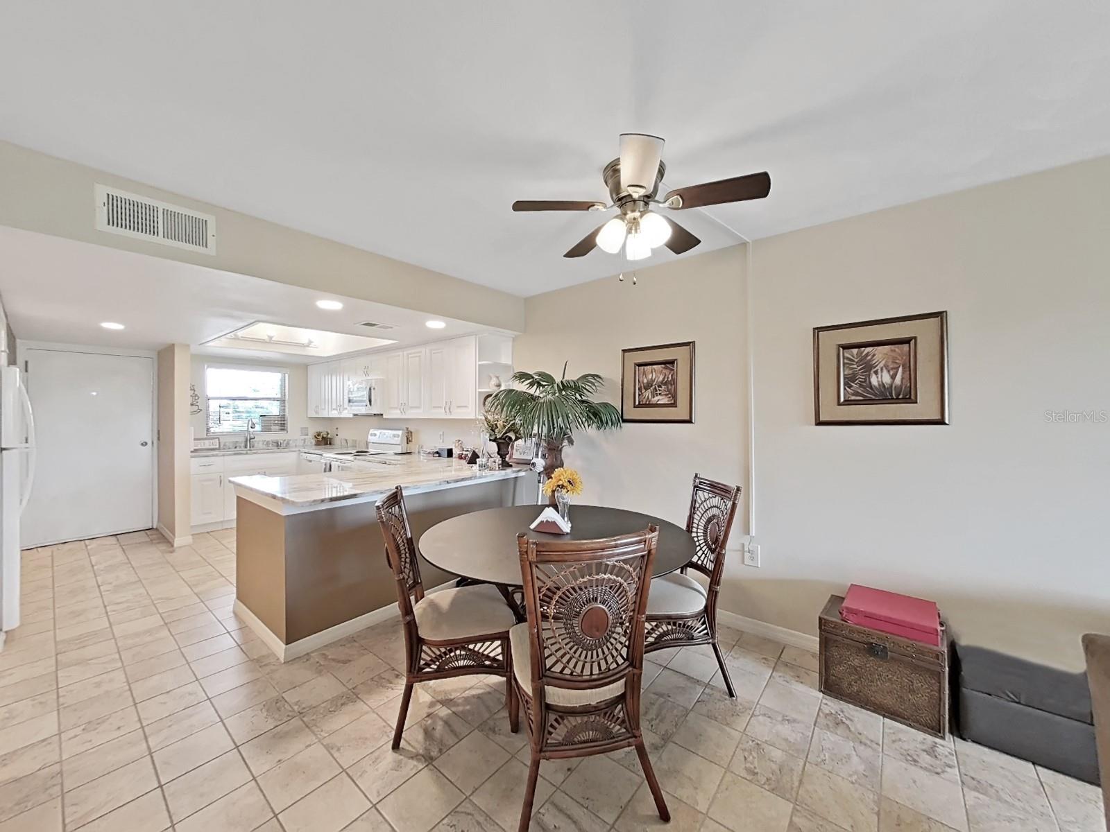 Image 10 of 48 For 19451 Gulf Boulevard 205