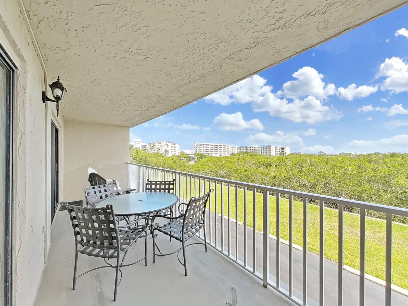 Image 23 of 48 For 19451 Gulf Boulevard 205
