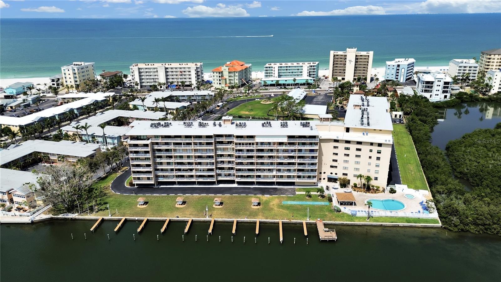 Image 44 of 48 For 19451 Gulf Boulevard 205