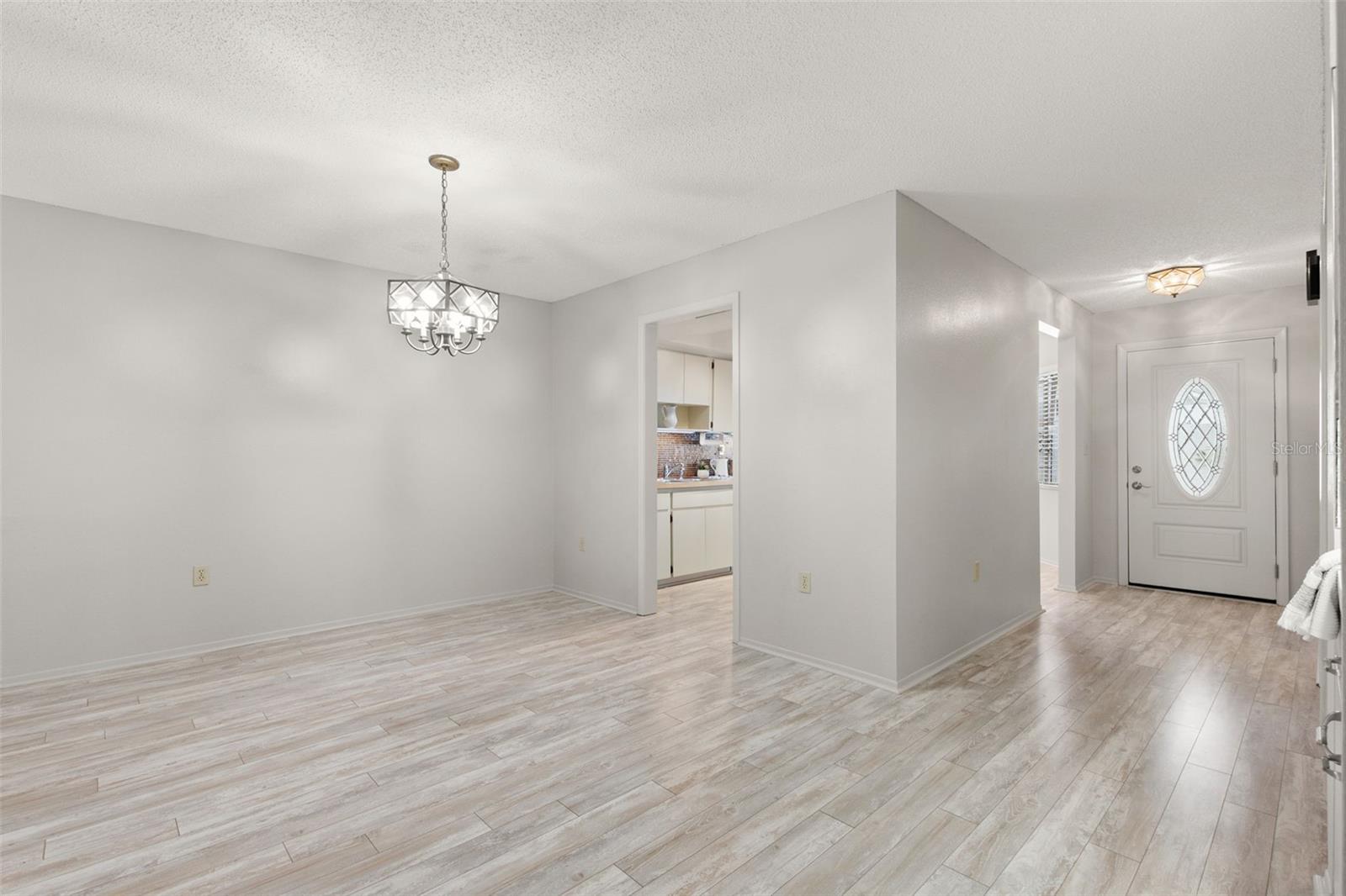 Image 13 of 40 For 440 Lakeview Drive 34