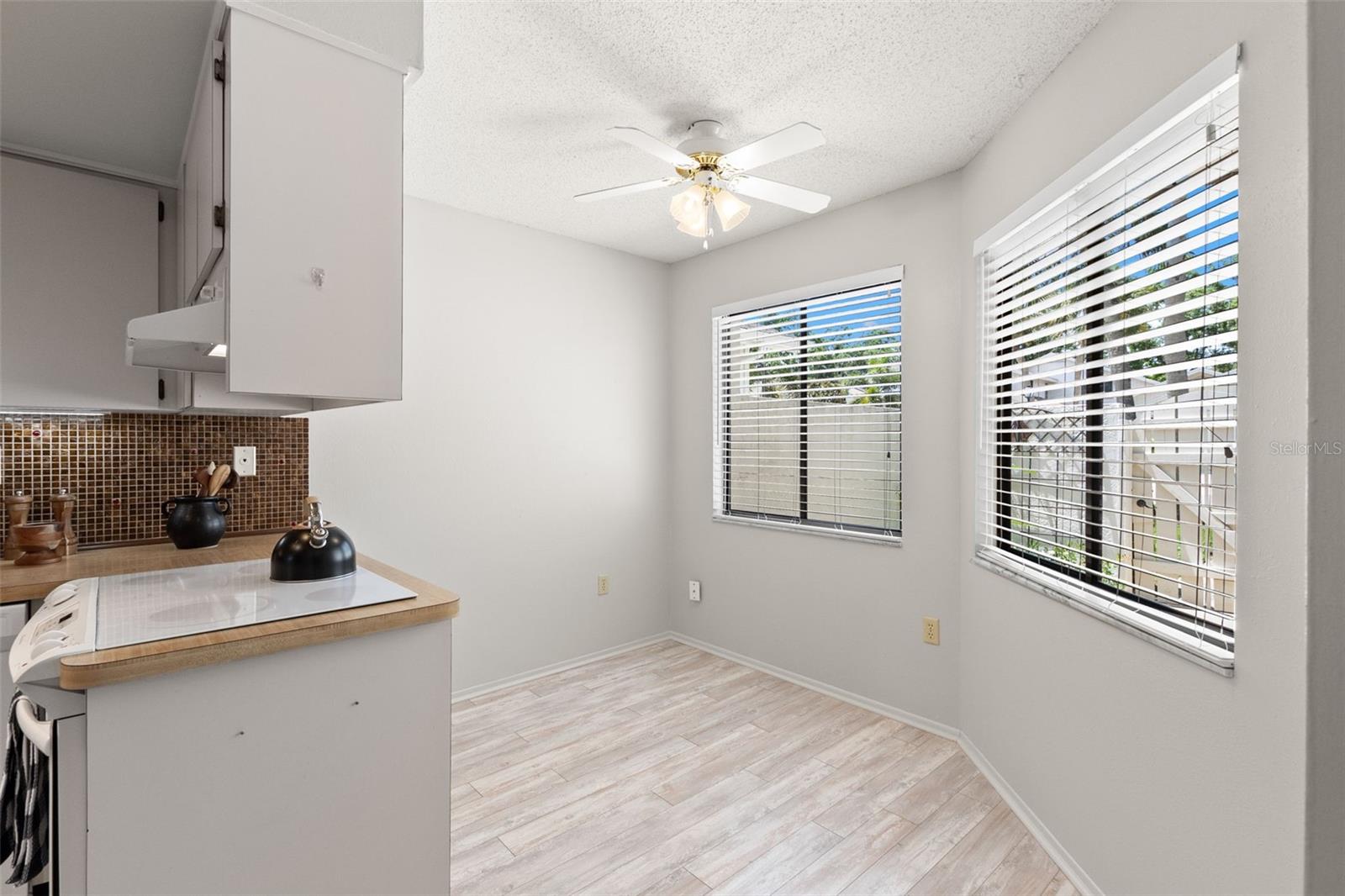 Image 17 of 40 For 440 Lakeview Drive 34
