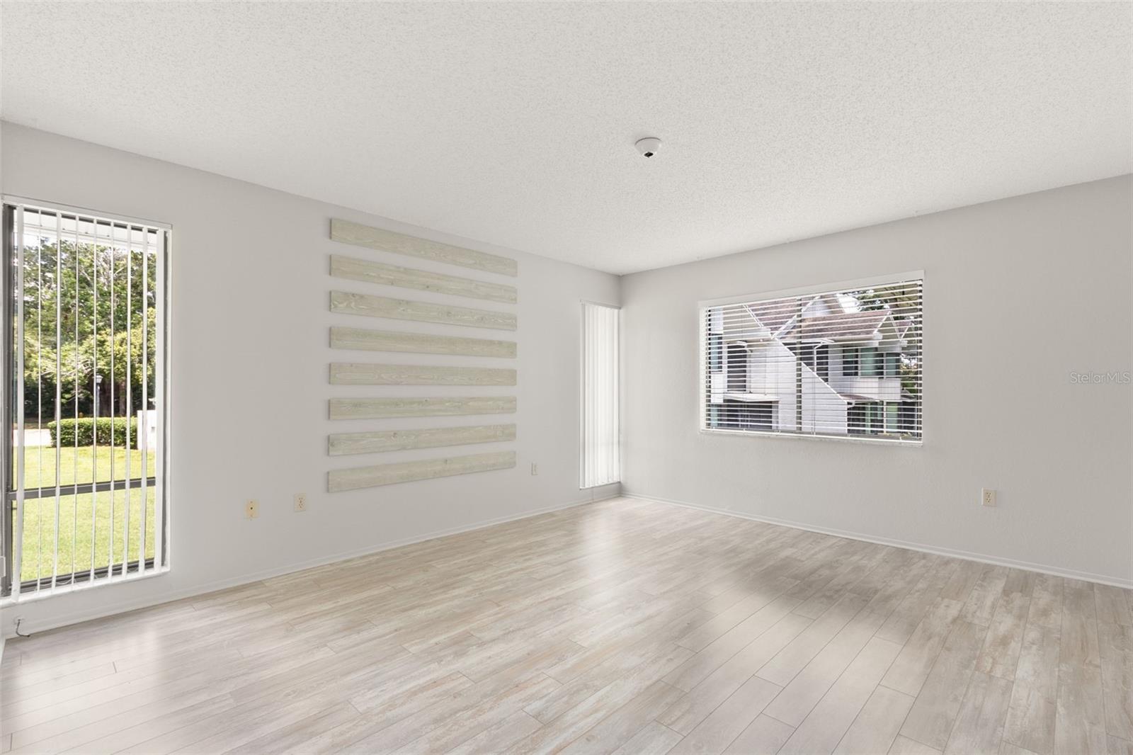Image 23 of 40 For 440 Lakeview Drive 34