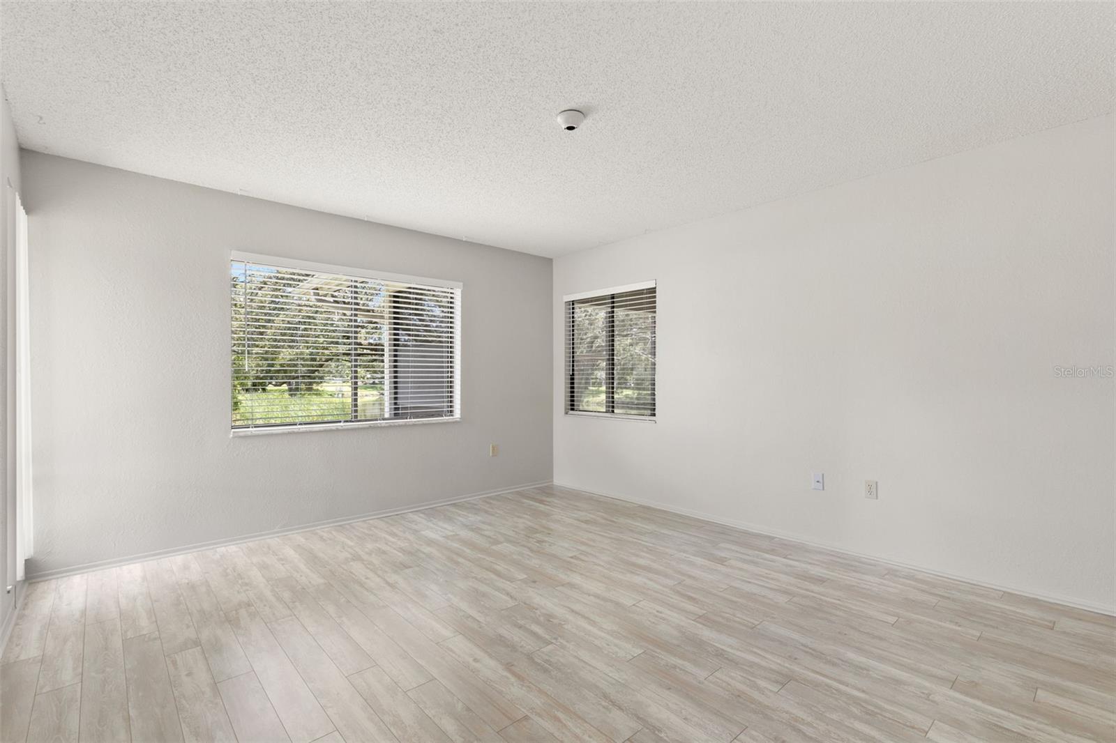 Image 24 of 40 For 440 Lakeview Drive 34