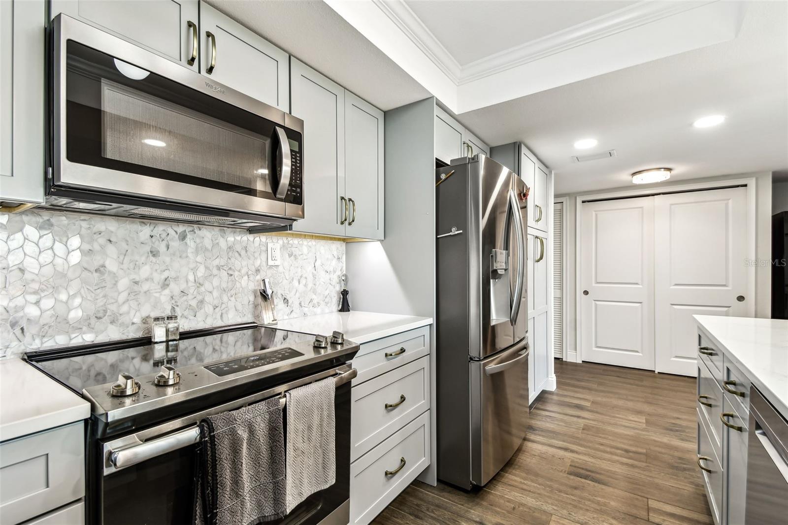 Image 10 of 91 For 400 Island Way 502