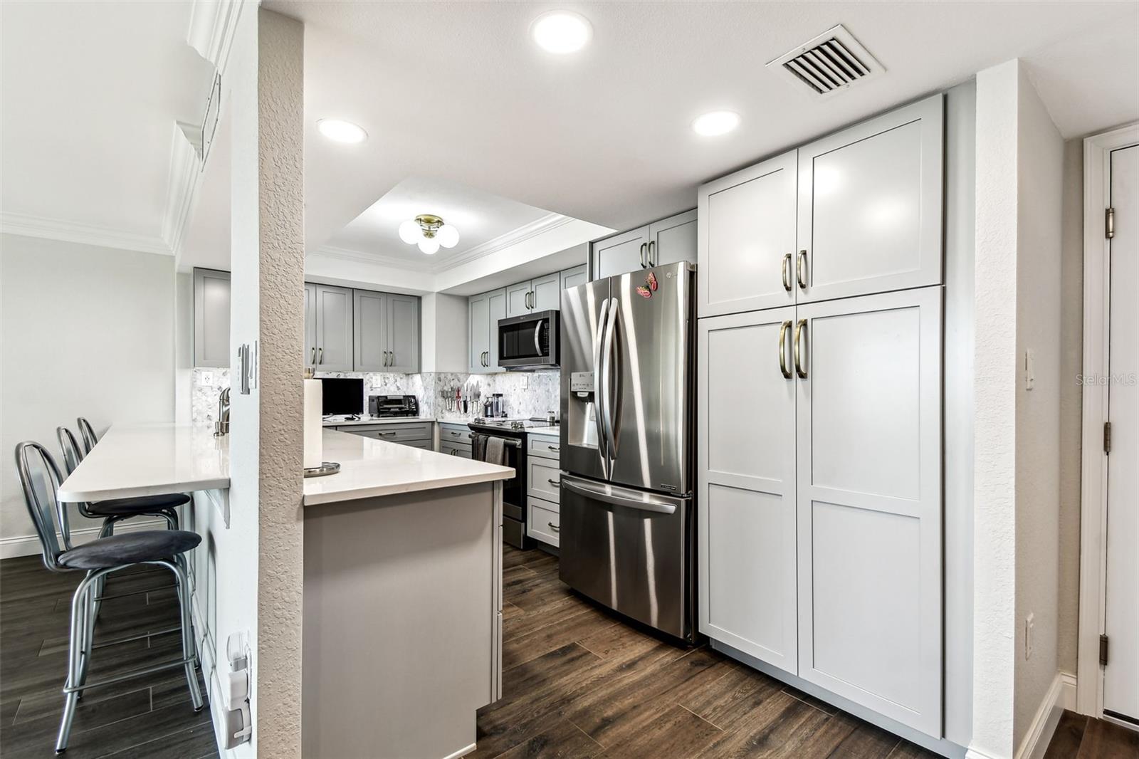 Image 7 of 91 For 400 Island Way 502