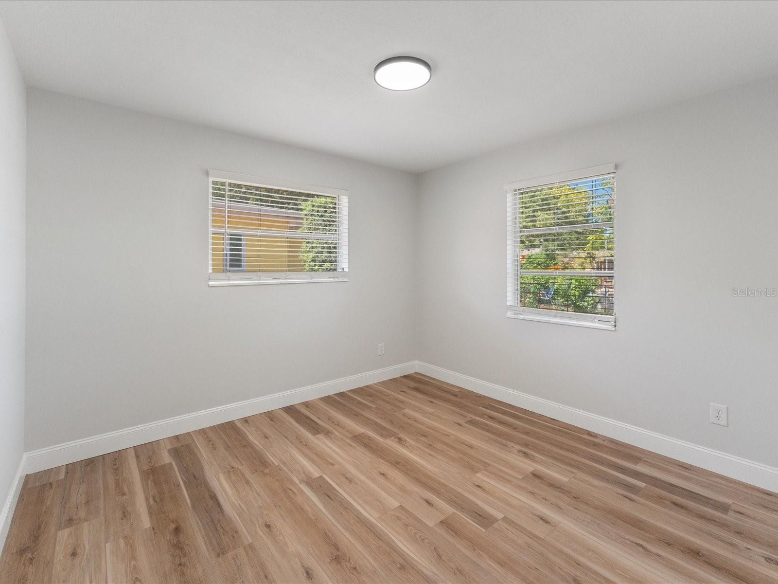 Listing photo id 9 for 5425 Waters Edge Drive