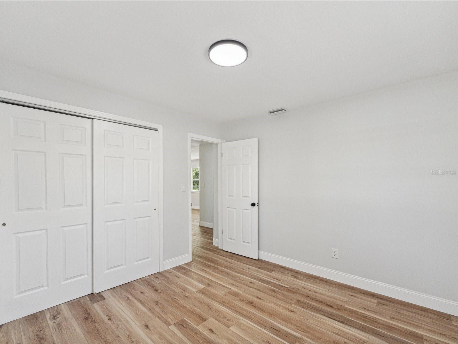 Listing photo id 10 for 5425 Waters Edge Drive