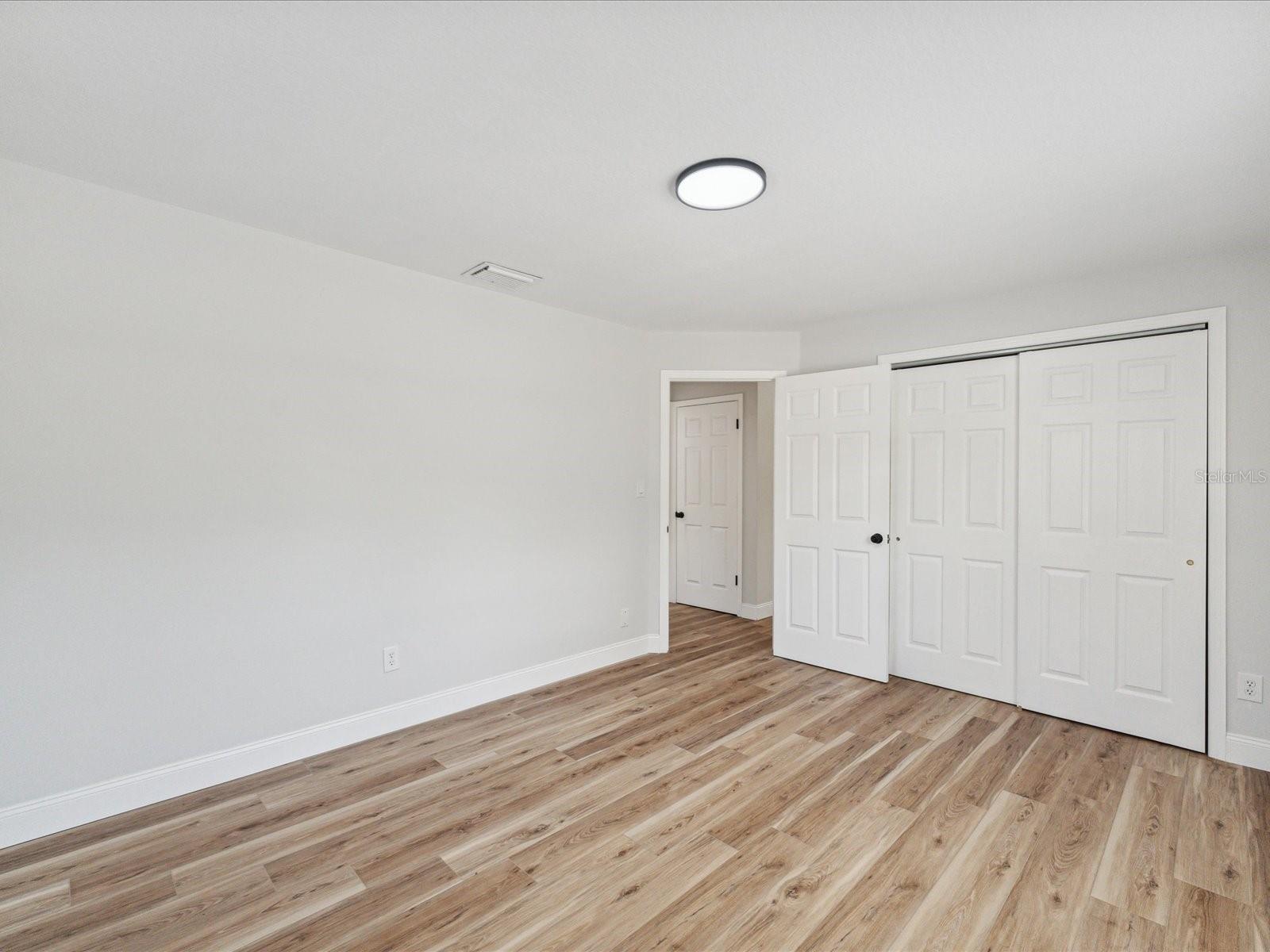 Listing photo id 11 for 5425 Waters Edge Drive