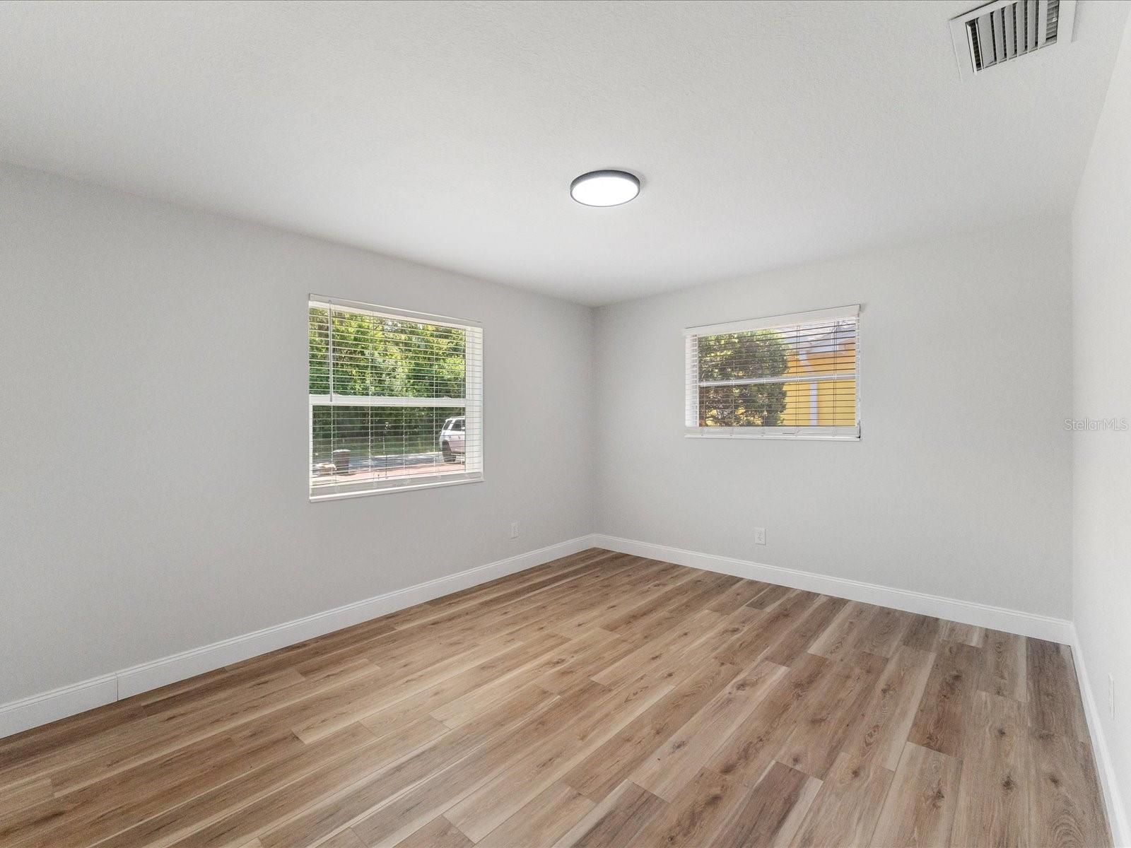 Listing photo id 12 for 5425 Waters Edge Drive