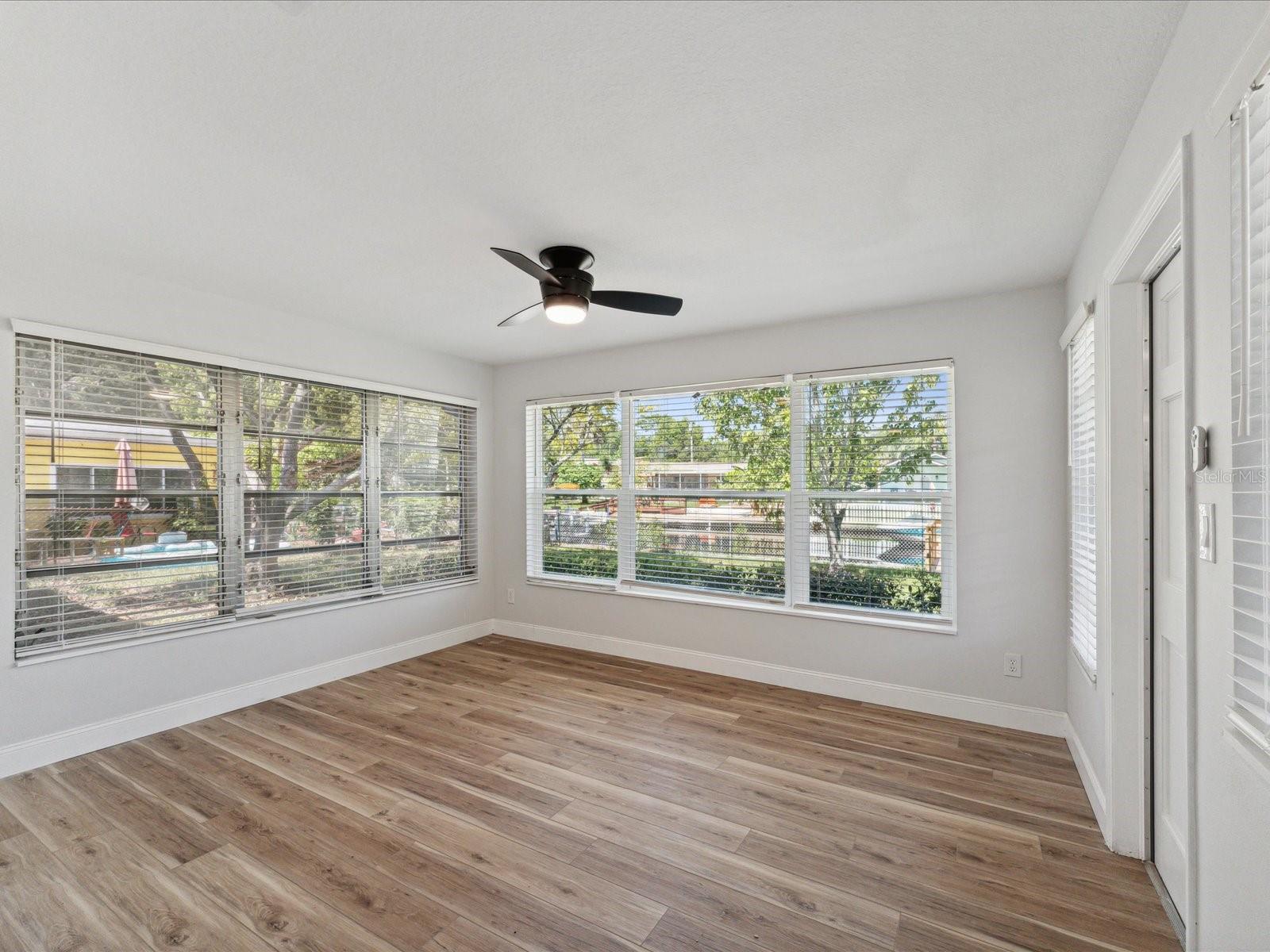 Listing photo id 13 for 5425 Waters Edge Drive