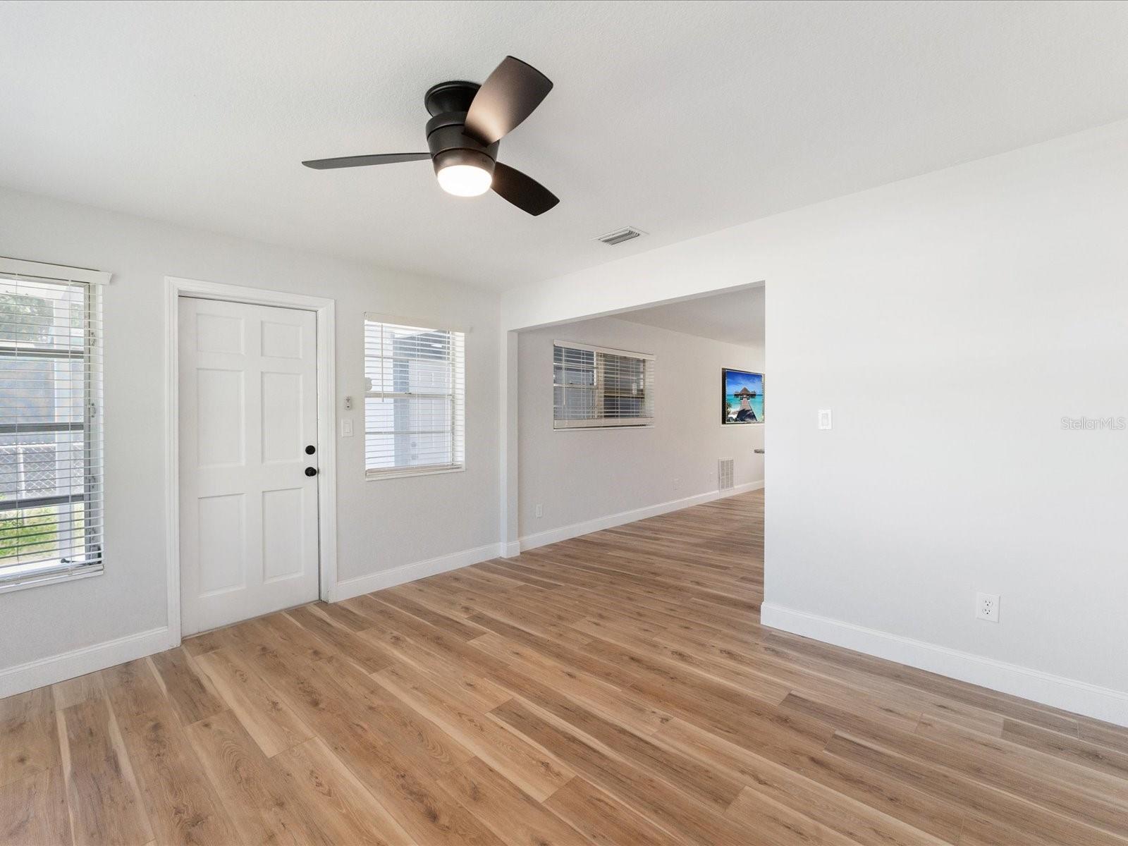 Listing photo id 14 for 5425 Waters Edge Drive