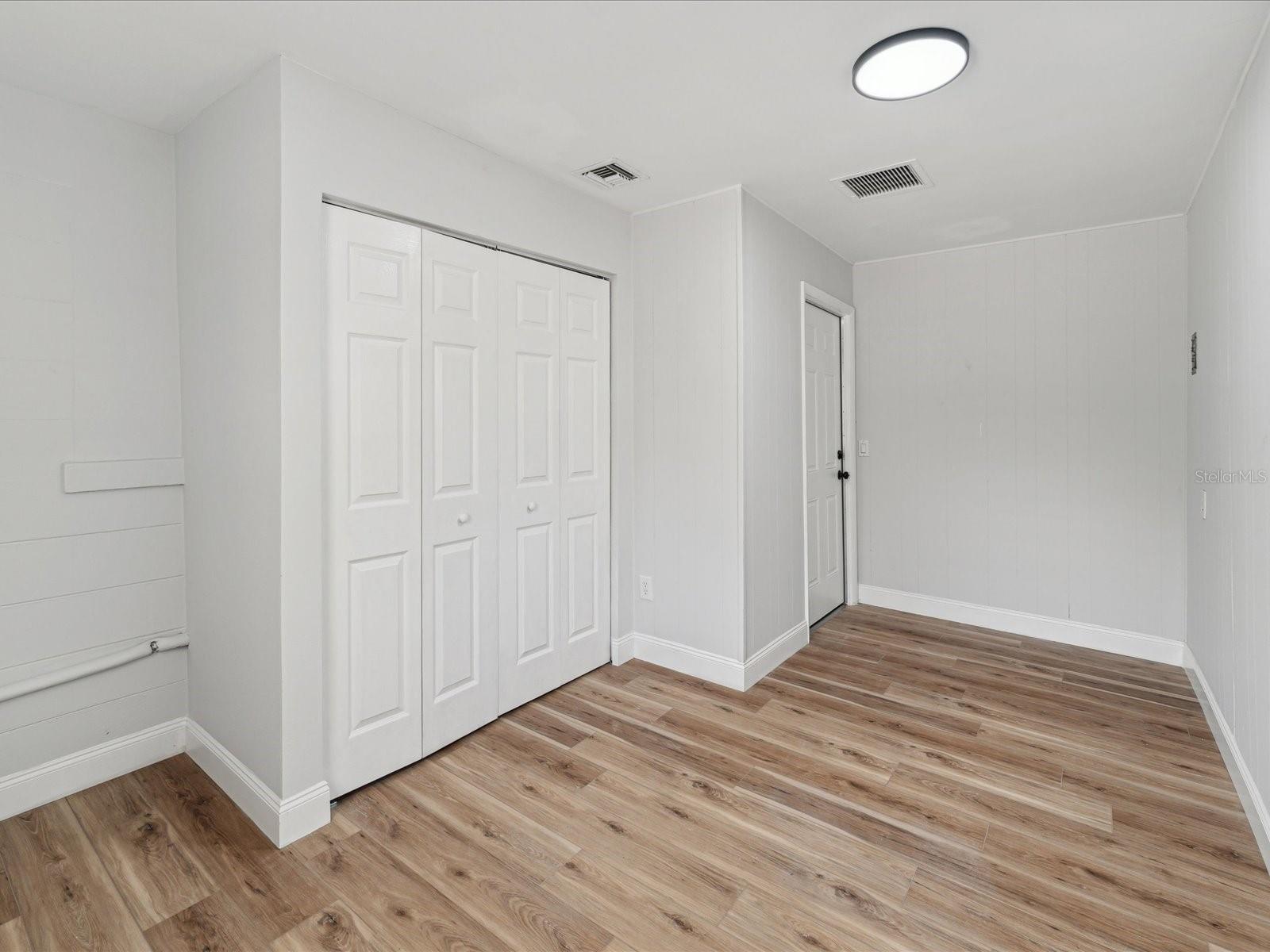 Listing photo id 19 for 5425 Waters Edge Drive