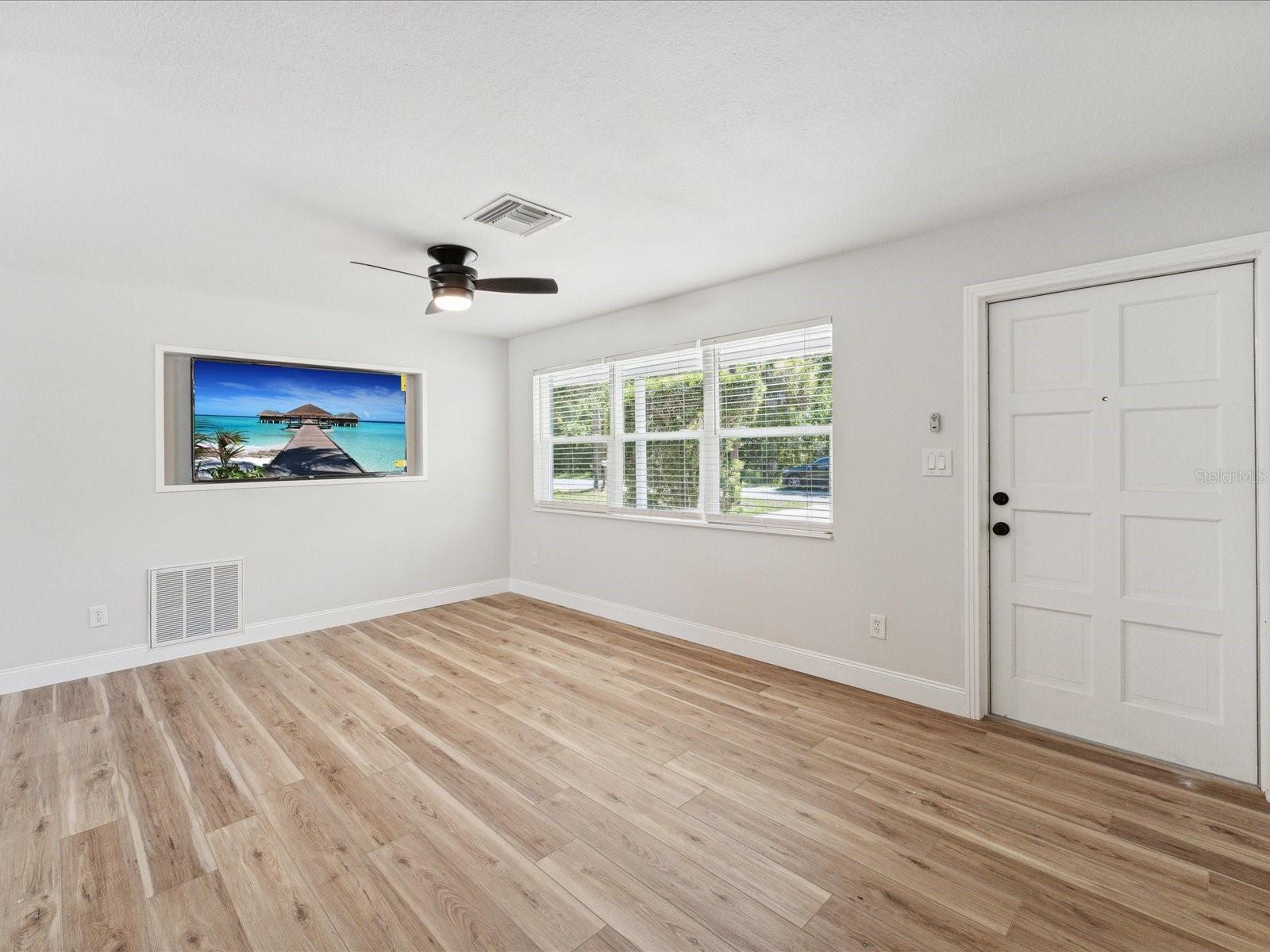 Listing photo id 2 for 5425 Waters Edge Drive