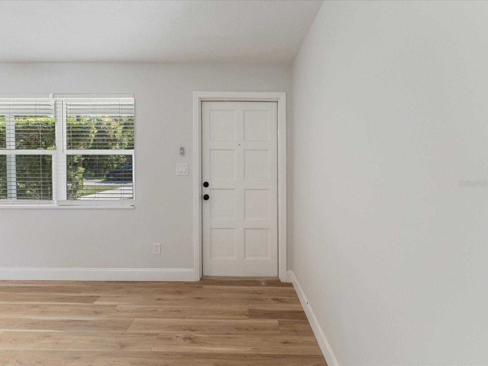 Listing photo id 4 for 5425 Waters Edge Drive