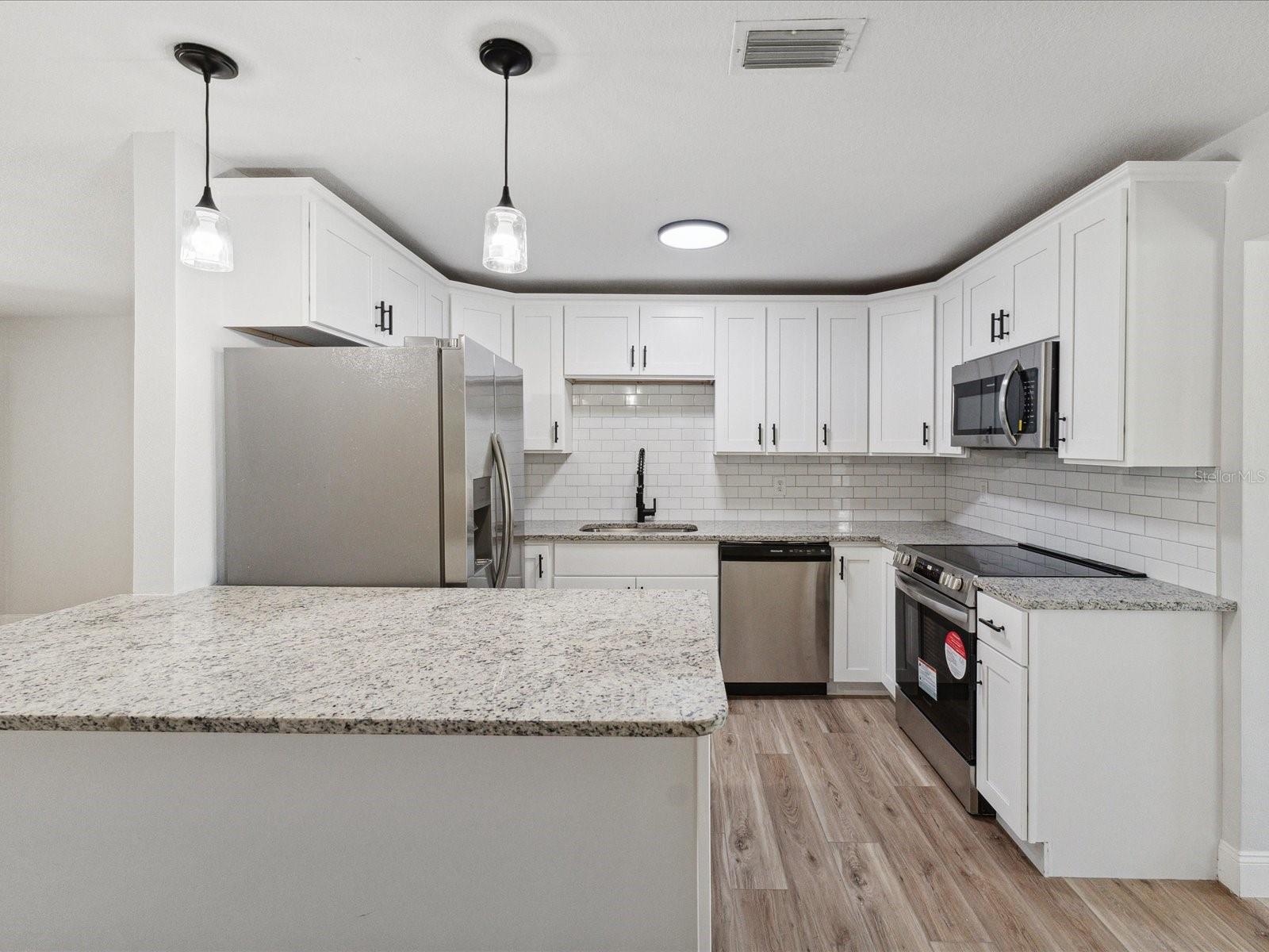 Listing photo id 5 for 5425 Waters Edge Drive