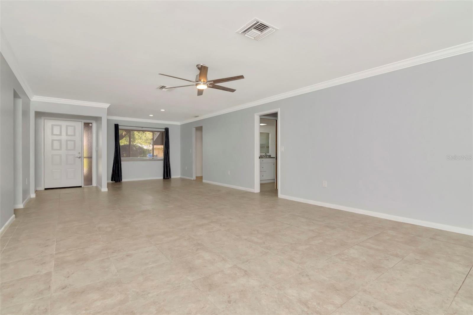 Listing photo id 11 for 8626 Woodbridge Drive
