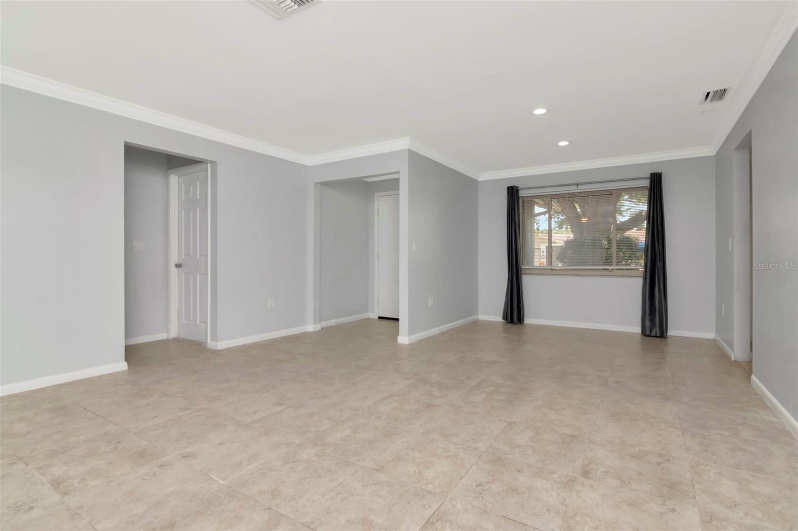 Listing photo id 13 for 8626 Woodbridge Drive