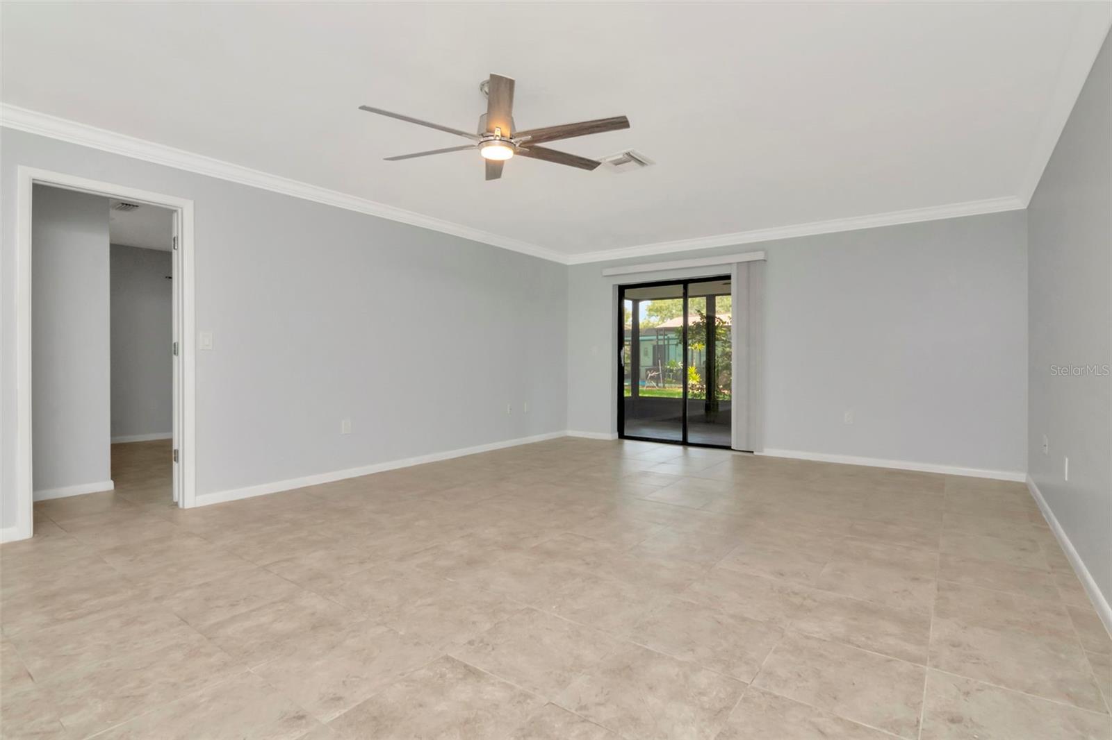 Listing photo id 14 for 8626 Woodbridge Drive