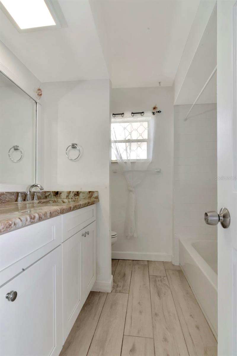 Listing photo id 15 for 8626 Woodbridge Drive