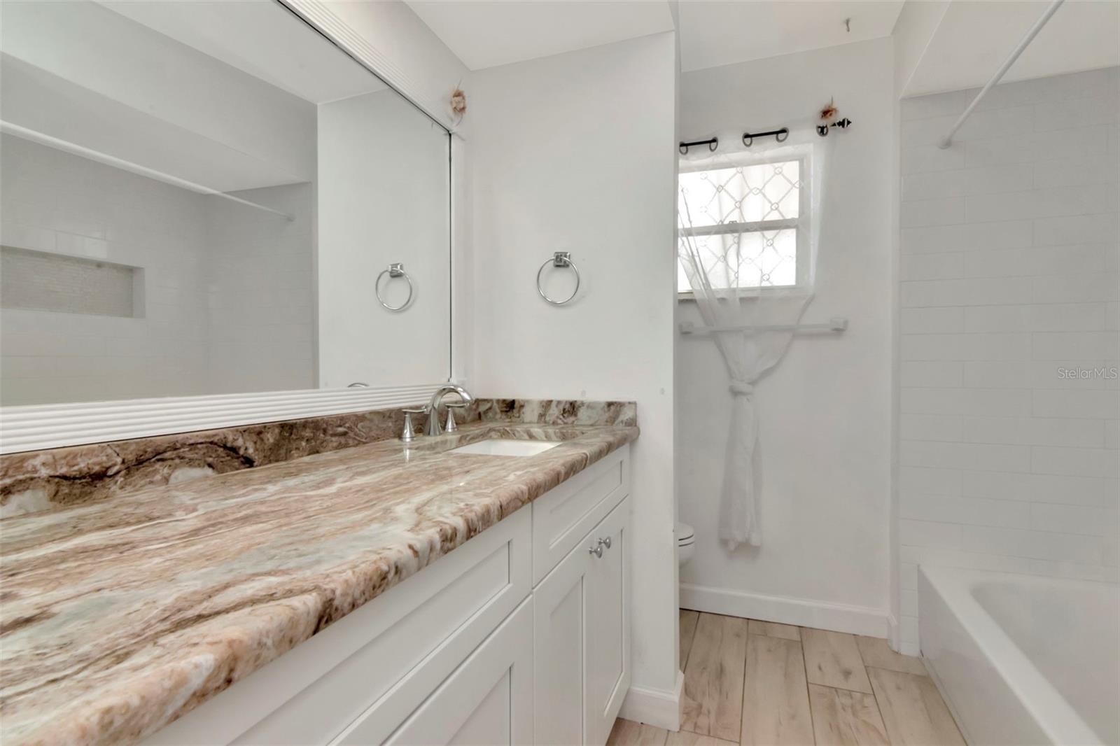 Listing photo id 16 for 8626 Woodbridge Drive