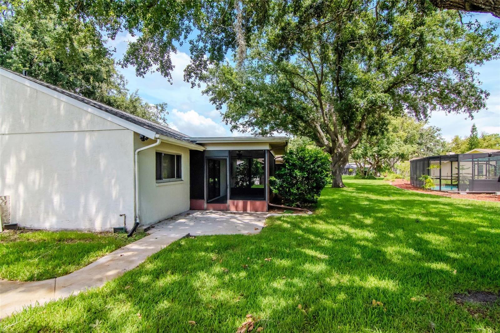 Listing photo id 36 for 8626 Woodbridge Drive