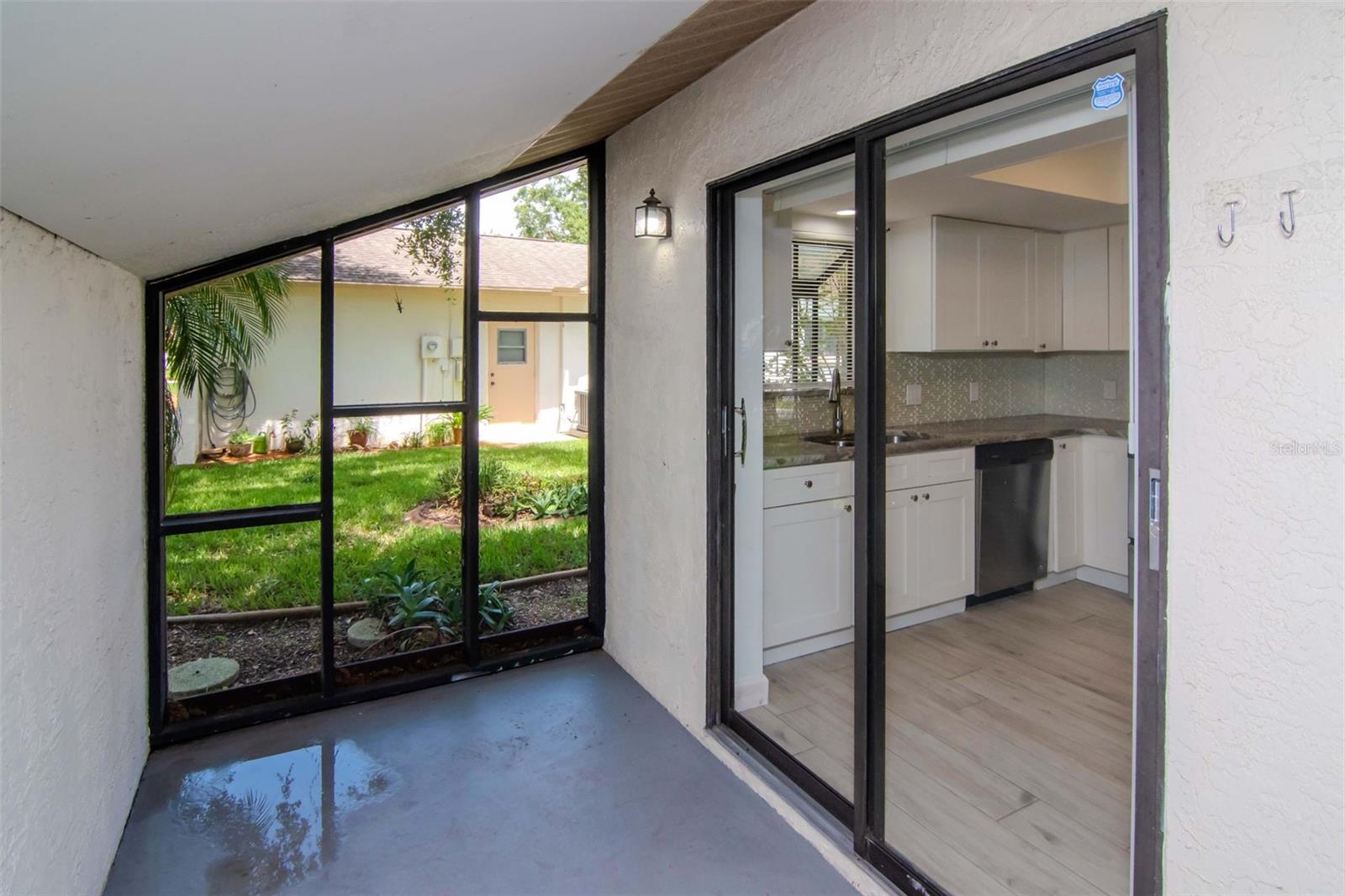 Listing photo id 3 for 8626 Woodbridge Drive