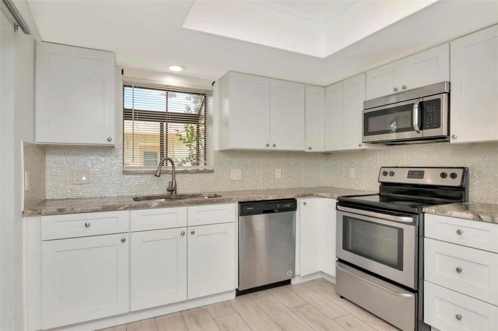 Listing photo id 5 for 8626 Woodbridge Drive