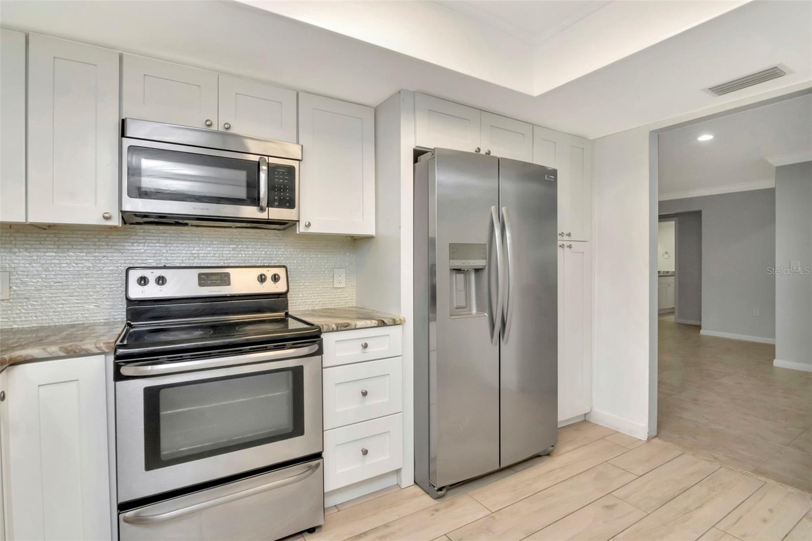 Listing photo id 7 for 8626 Woodbridge Drive