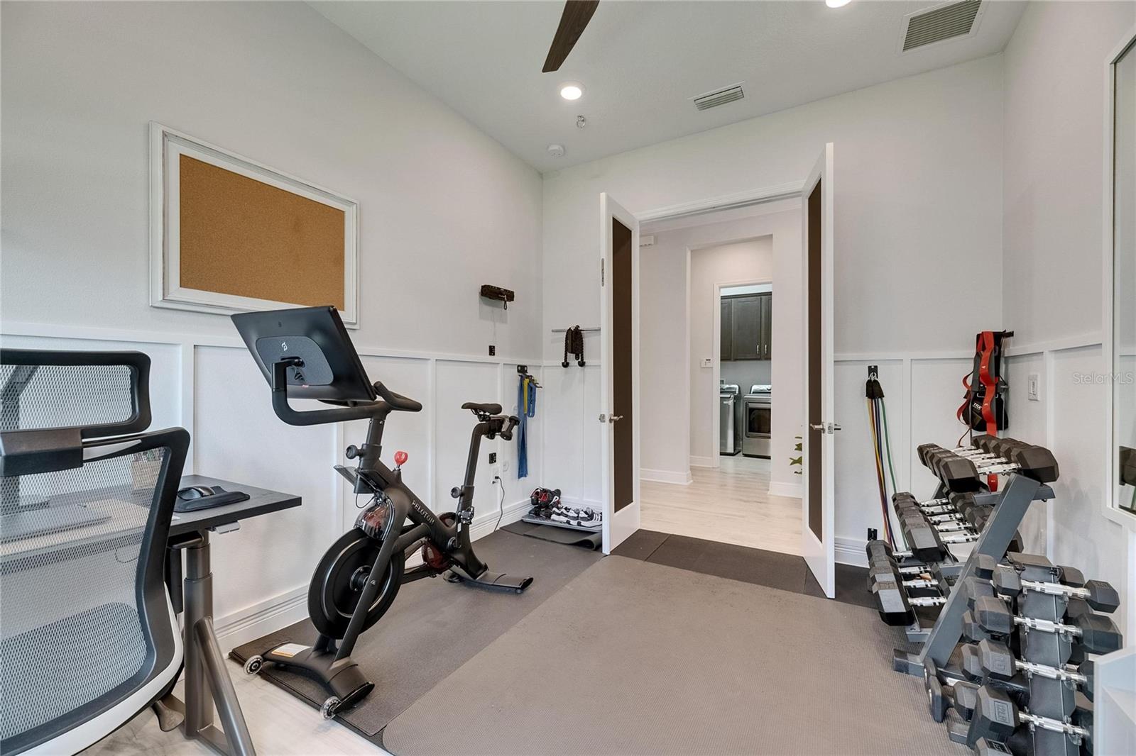 Listing photo id 15 for 7420 Paradiso Drive