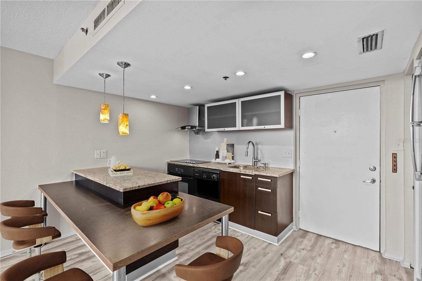 Image 7 of 27 For 701 Madison Avenue 505