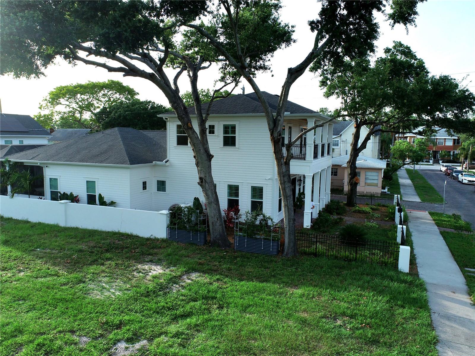 Listing photo id 56 for 608 Grove Street N