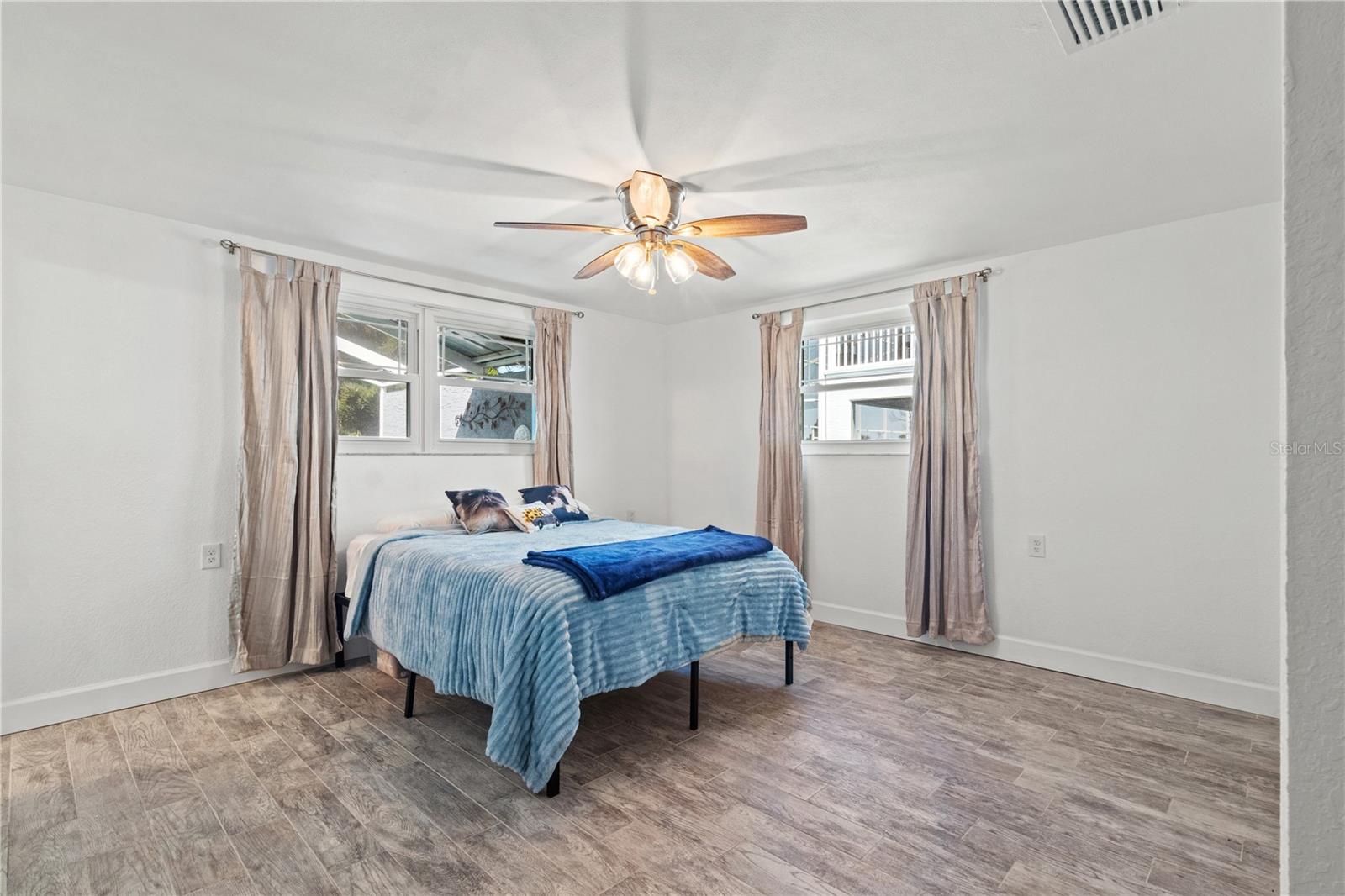Image 17 of 39 For 9917 San Sierra Way